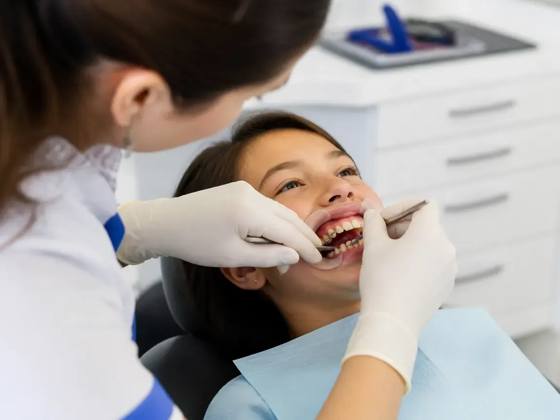 The treatment stage itself: the doctor's gloved hands working in the oral cavity — an illustration for the "System fixation" section