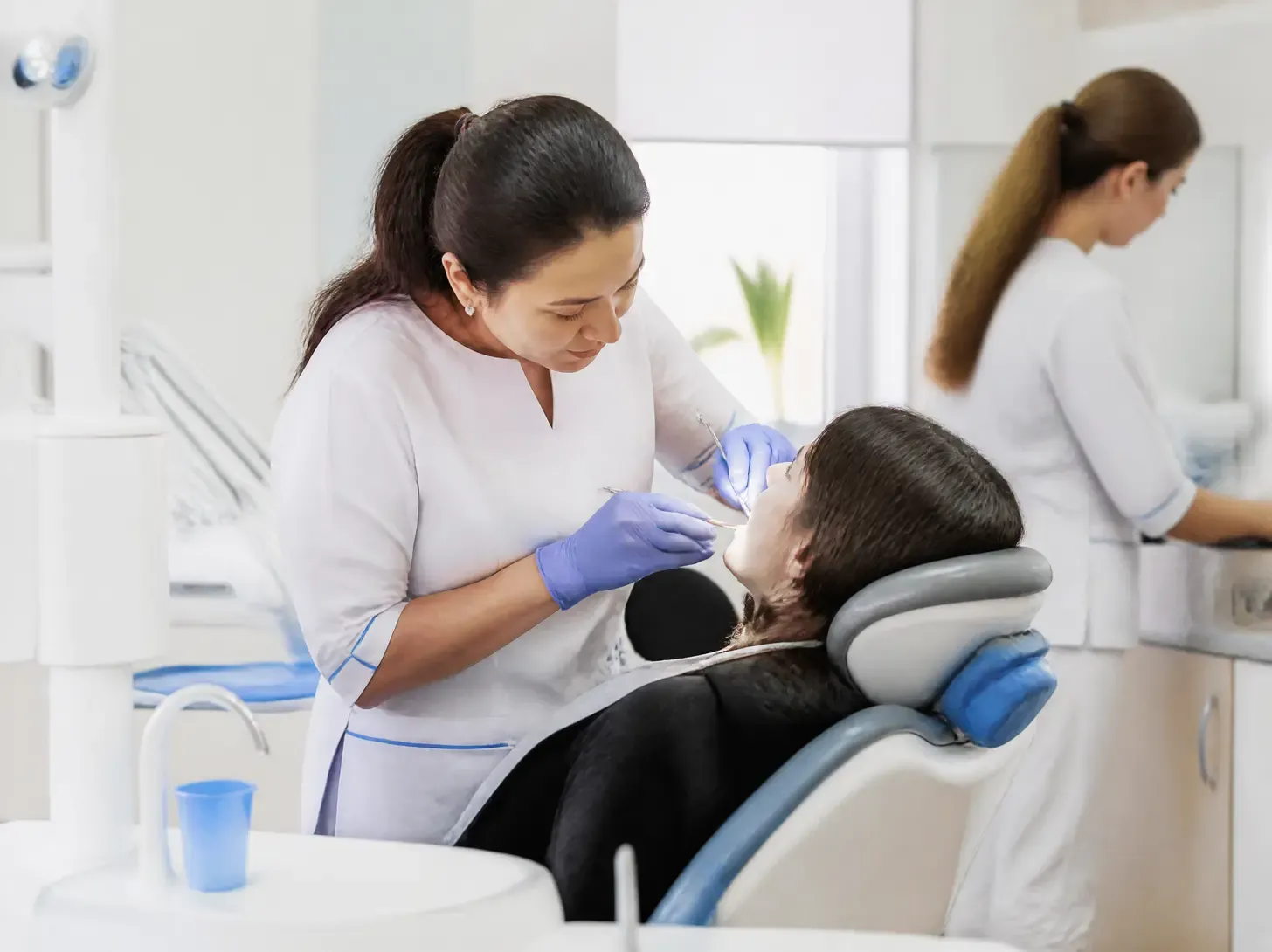 Morelli braces — dentist showing the patient a treatment plan on a screen in a bright office