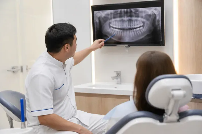 The doctor shows the patient the scan on the screen and explains the treatment plan — illustration for the section "What complications can occur"