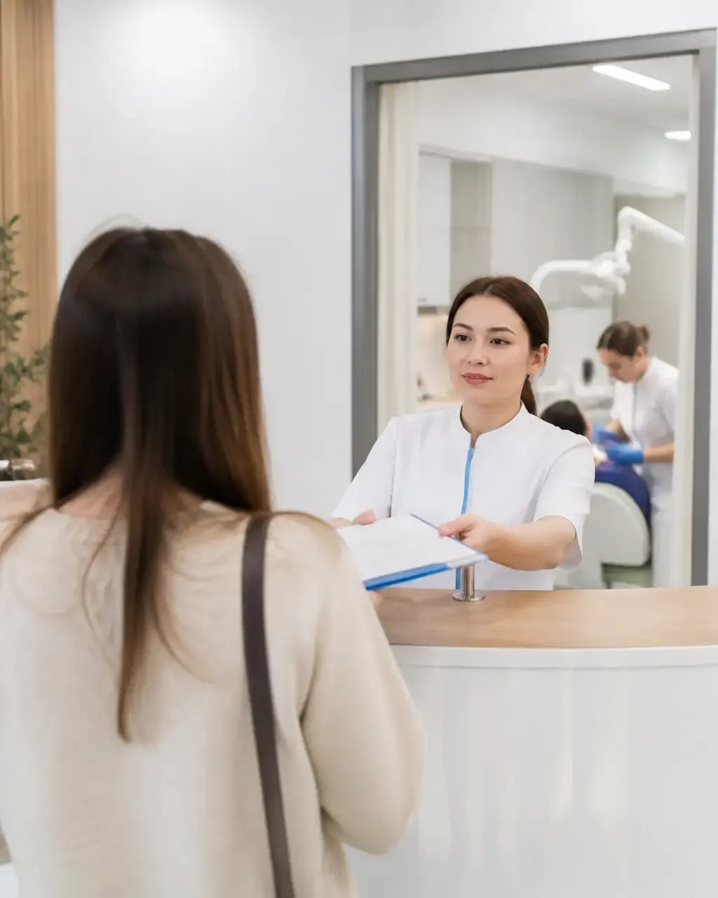 Клиника әкімшісі пациентке тіркеу бөлімінде емдеу жоспарын тапсырады
