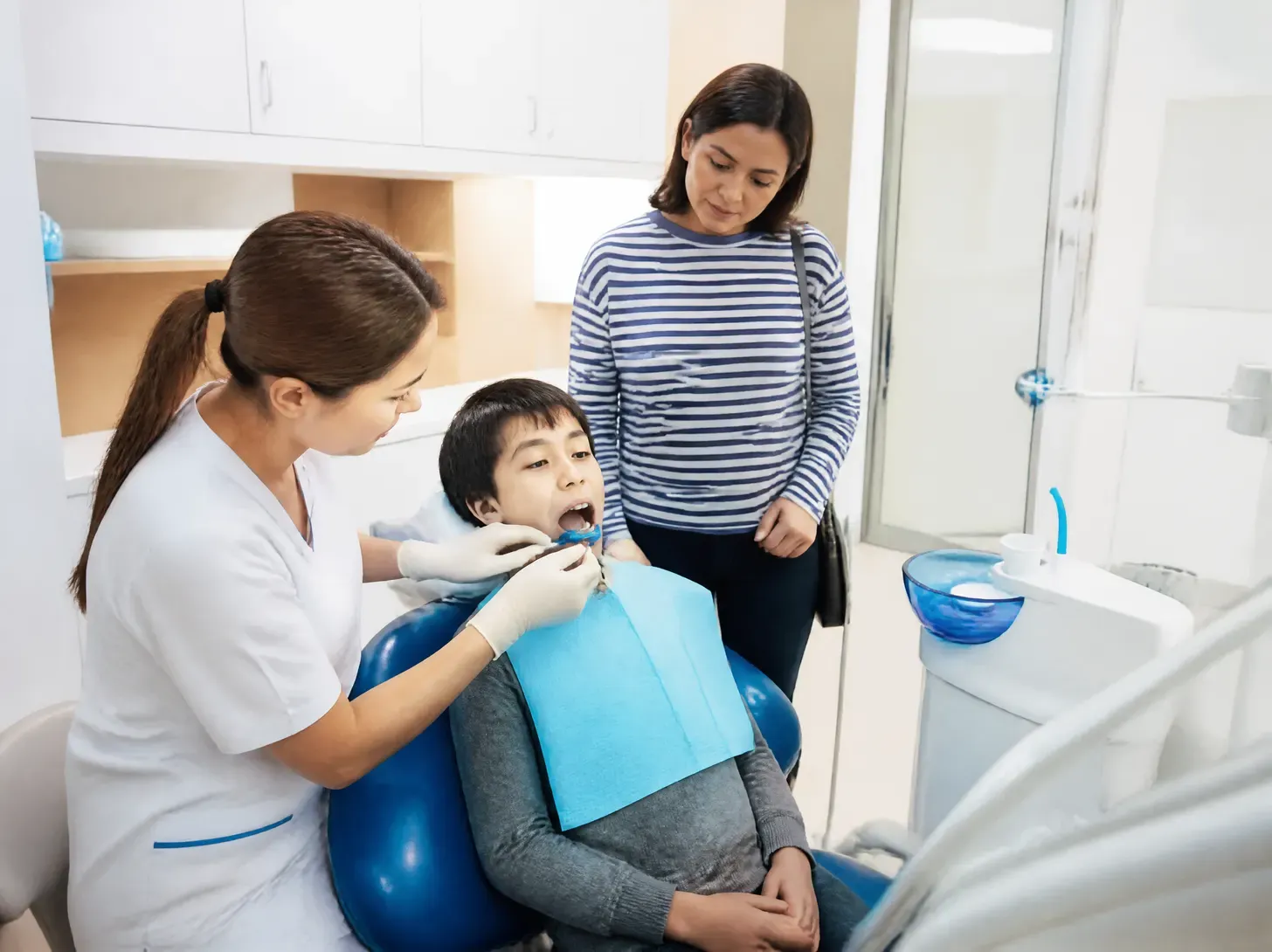 retainers price — dentist shows the patient a treatment plan on a screen in a bright office