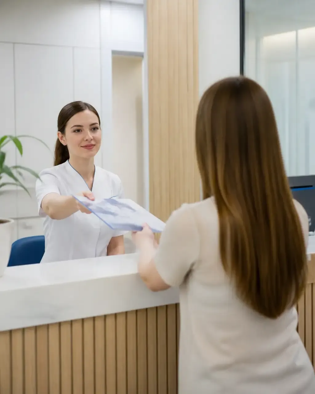 Клиника әкімшісі пациентке тіркеу бөлімінде емдеу жоспарын тапсырады