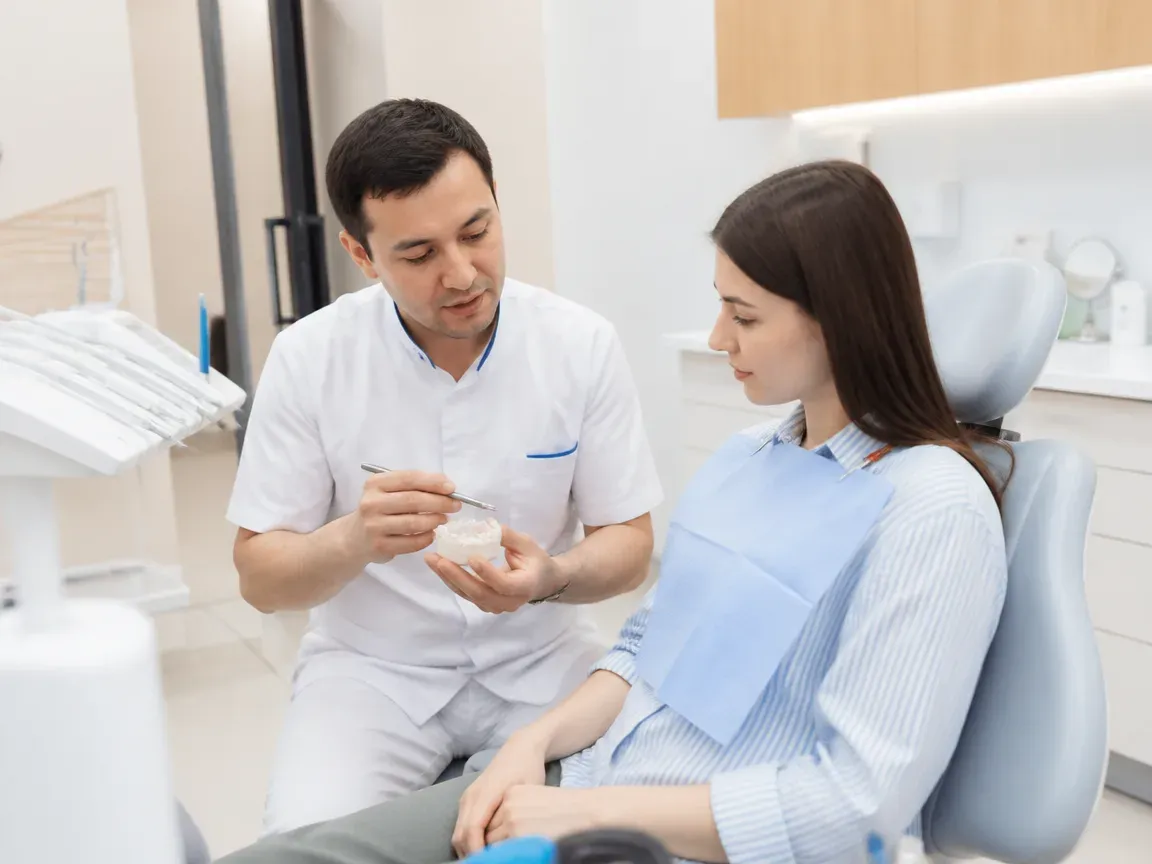End of appointment: the doctor next to the patient goes over aftercare recommendations — illustration for the "Follow-up visit" section