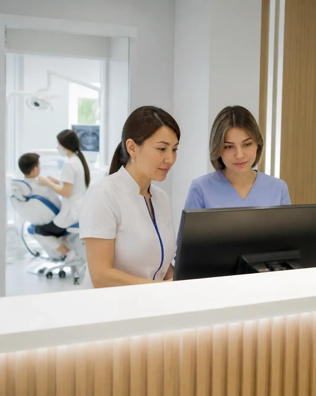 Клиника әкімшілері қабылдау кестесін қабылдау үстелінің жанындағы экраннан тексереді