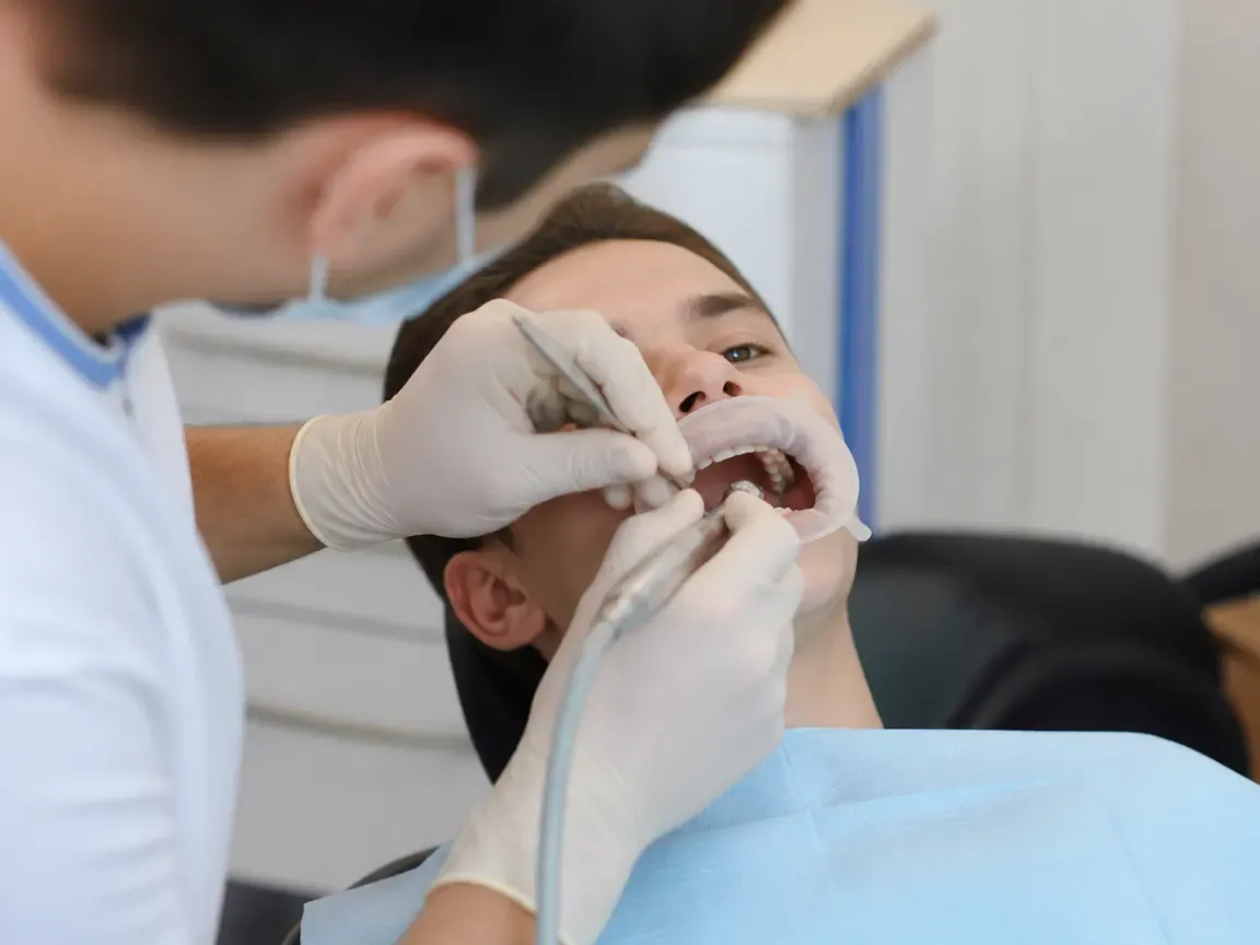 The treatment stage itself: the doctor's gloved hands working inside the oral cavity — an illustration for the section "Post fixation"