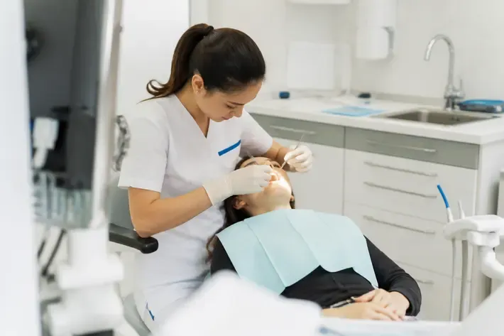 Chairside appointment: dentist at work, over-the-shoulder shot of the assistant — illustration for the section "Which bite anomalies are treated with MEAW"