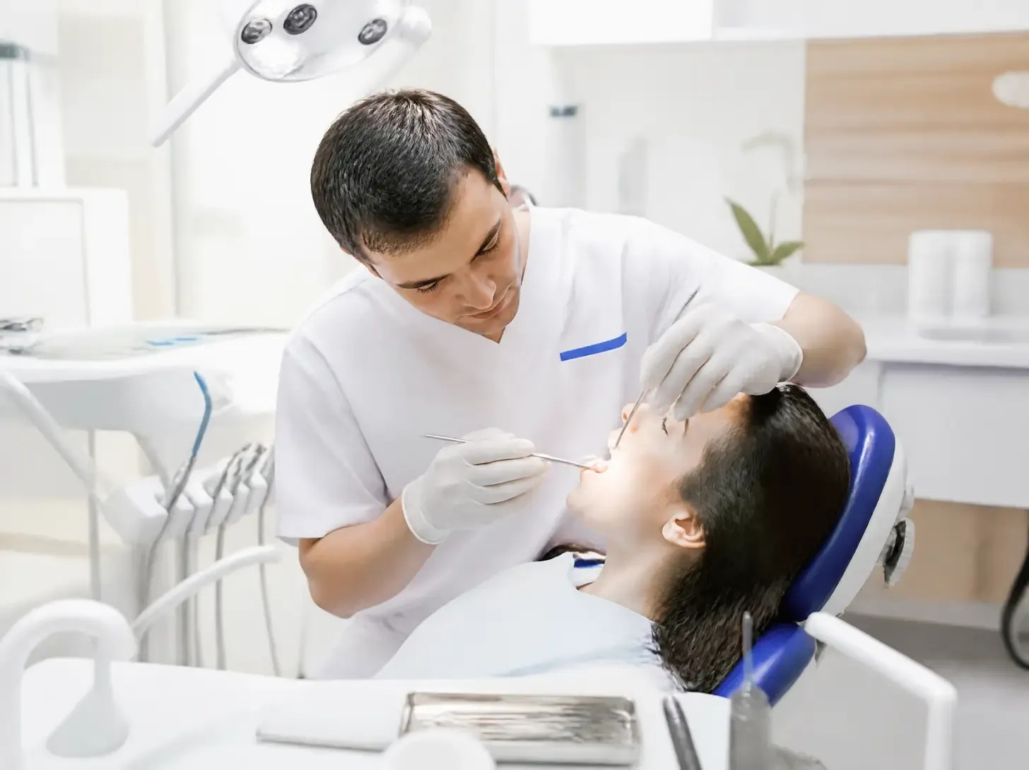veneers Astana — dentist showing a patient the treatment plan on a screen in a bright office