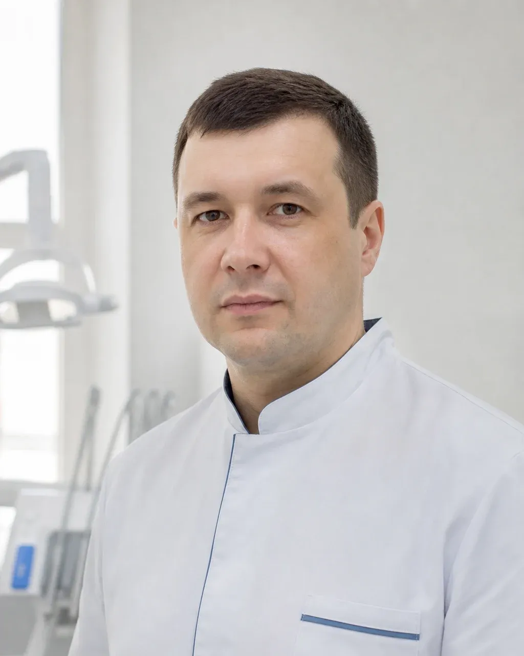 Сағитов Рустам Илхомович — Алматы қаласындағы Dental-Center стоматологиялық клиникасының дәрігері, жұмыс киіміндегі портреті