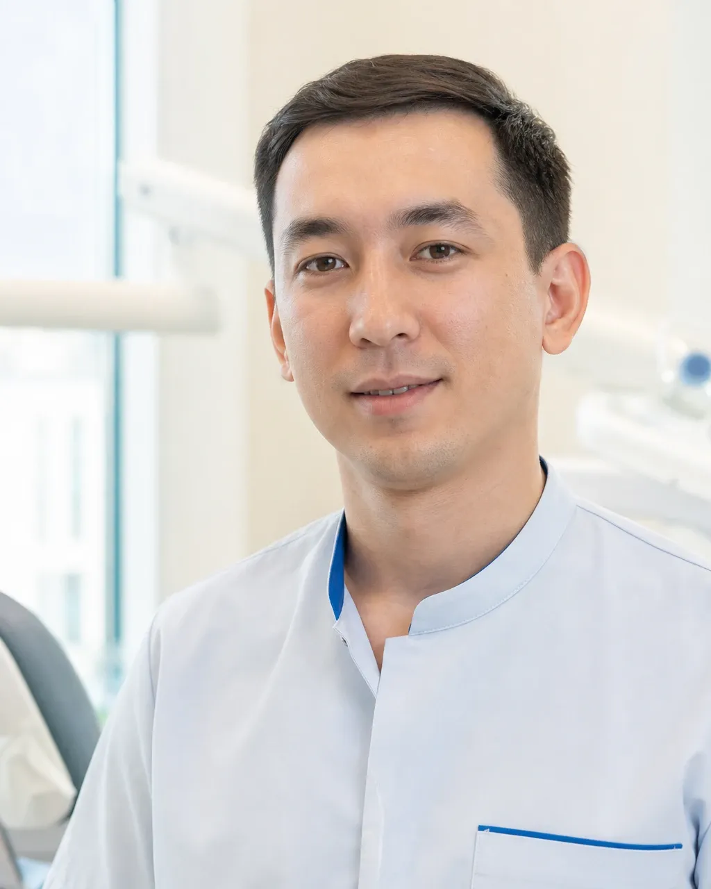 Абдуллаев Бекзат Русланович — Алматы қаласындағы Dental-Center стоматологиялық клиникасының дәрігері, жұмыс киіміндегі портреті