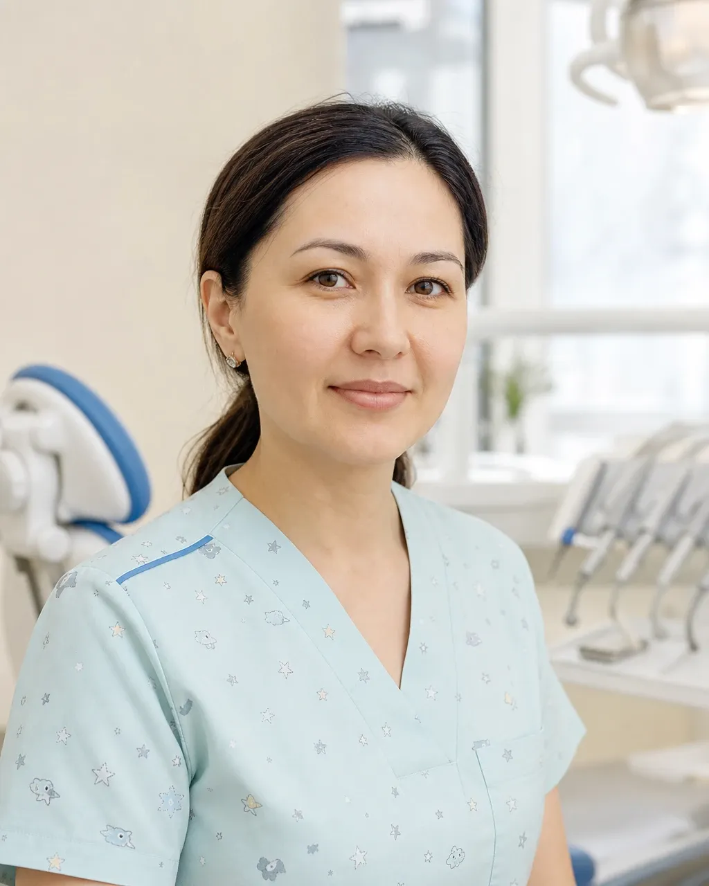 Хамидова Малика Рустамовна — Алматы қаласындағы Dental-Center стоматологиялық клиникасының дәрігері, жұмыс киіміндегі портреті