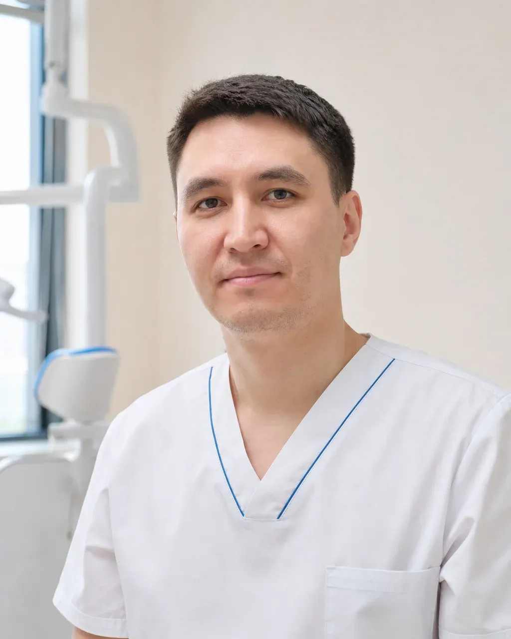 Ибрагимов Алишер Фархадович — Алматы қаласындағы Dental-Center стоматологиялық клиникасының дәрігері, жұмыс киіміндегі портреті