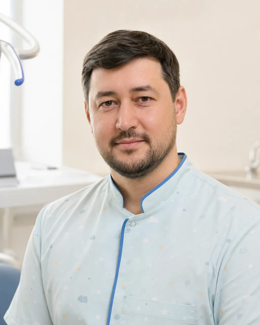 Қасымов Ернар Маратұлы — Алматыдағы Dental-Center стоматологиялық клиникасының дәрігері, жұмыс киіміндегі портреті