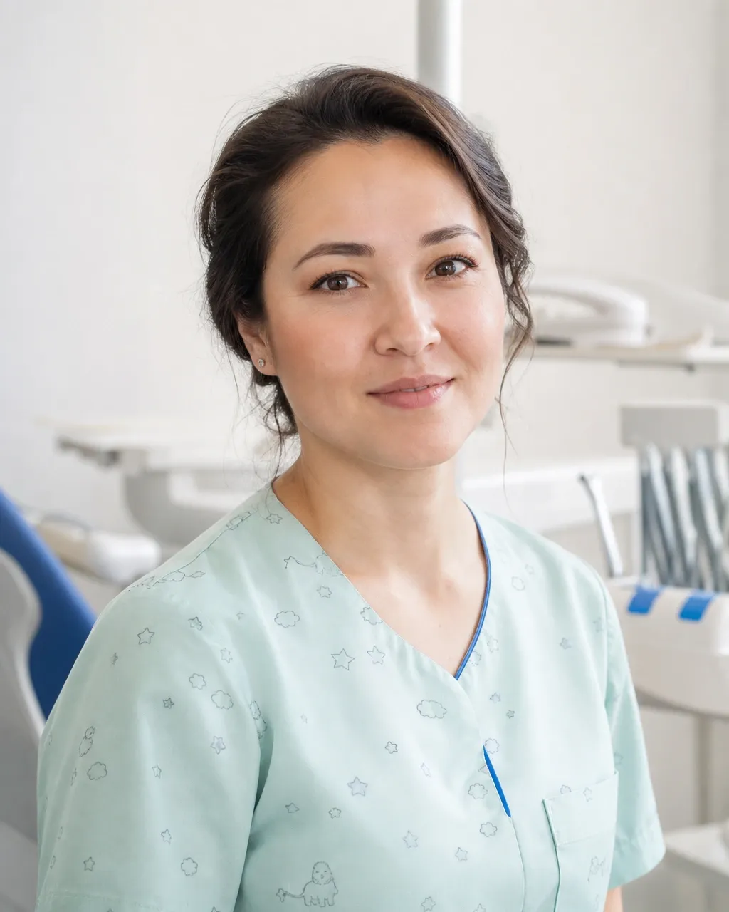 Шаймерденова Динара Бахытқызы — Алматы қаласындағы Dental-Center стоматологиялық клиникасының дәрігері, жұмыс киіміндегі портреті