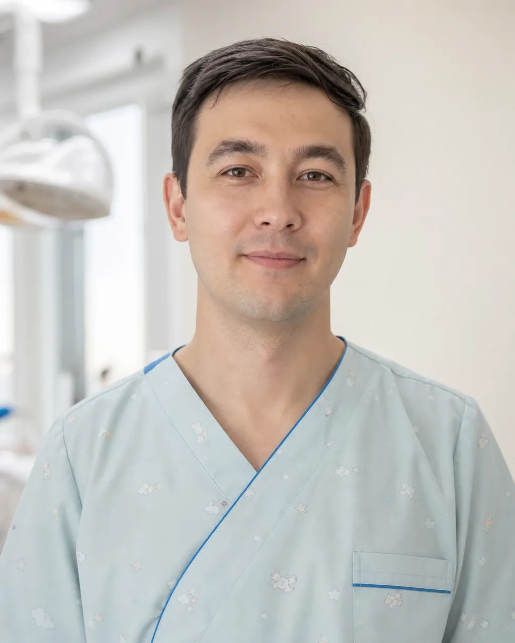 Төлеубаев Нұрлан Асқарұлы — Алматыдағы Dental-Center стоматологиялық клиникасының дәрігері, жұмыс киіміндегі портреті