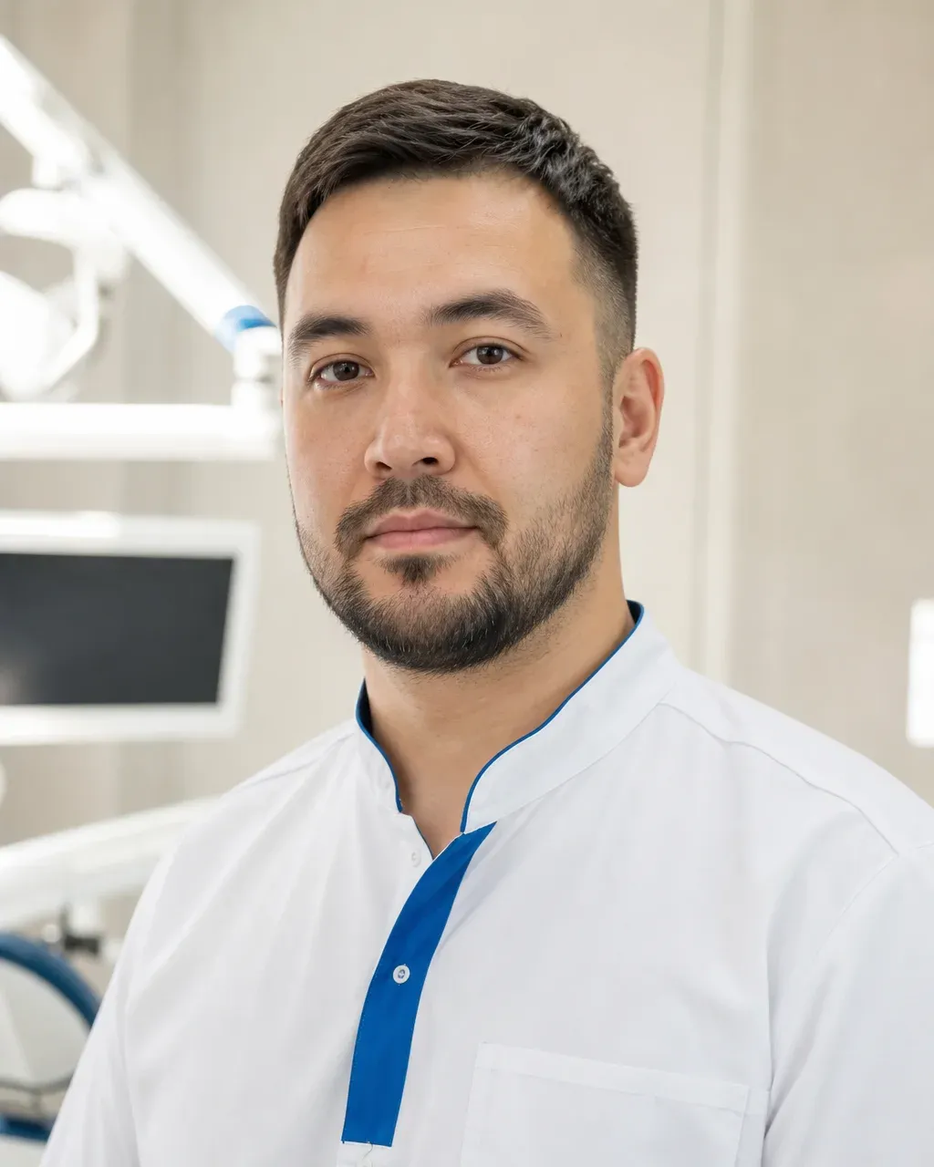 Юлдашев Фаррух Рустамович — Алматыдағы Dental-Center стоматологиялық клиникасының дәрігері, жұмыс киіміндегі портреті