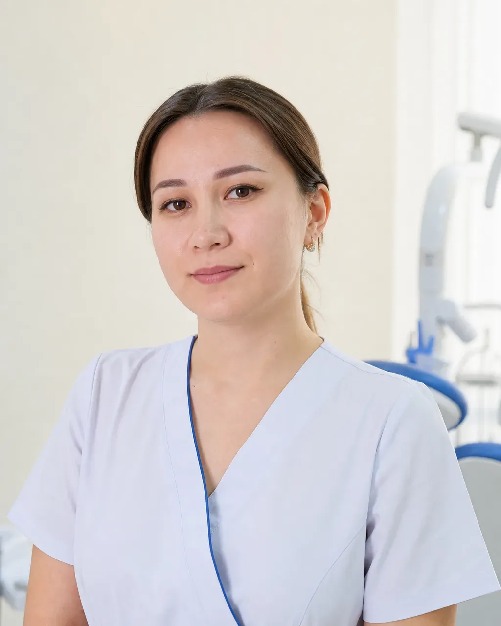 Нұрпейіс Аяулым Досжанқызы — Алматы қаласындағы Dental-Center стоматологиялық клиникасының дәрігері, жұмыс киіміндегі портреті