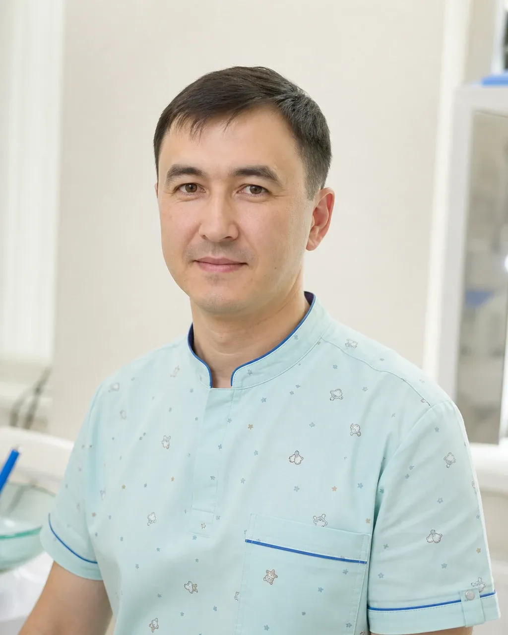 Ахмедов Тимур Шухратович — Астана қаласындағы Dental-Center стоматологиялық клиникасының дәрігері, жұмыс киіміндегі портреті