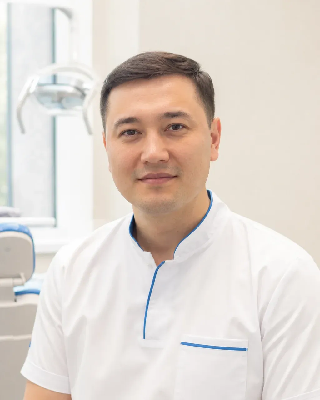 Айдарбеков Нұрсұлтан Ерланұлы — Астанадағы Dental-Center стоматологиялық клиникасының дәрігері, жұмыс киіміндегі портреті