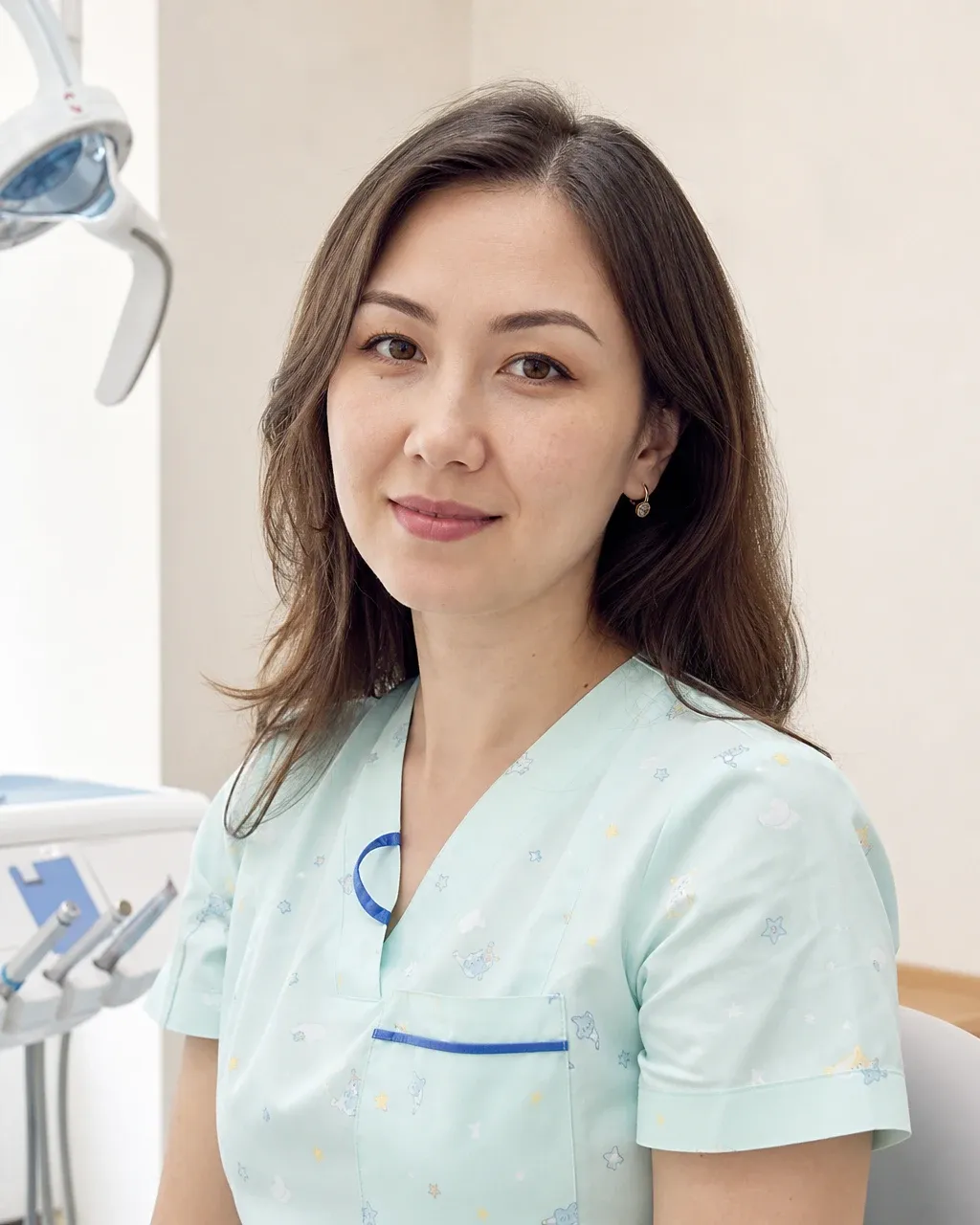 Бектұрғанова Зарина Мұратқызы — Астанадағы Dental-Center стоматологиялық клиникасының дәрігері, жұмыс киіміндегі портреті