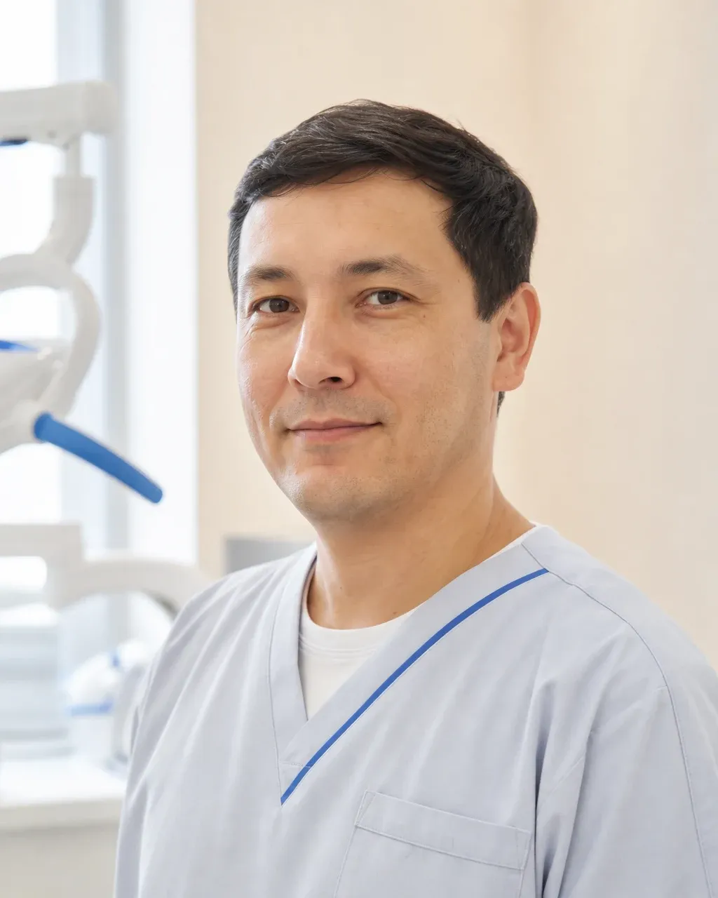 Досмұхамедов Арман Қайратұлы — Астанадағы Dental-Center стоматологиялық клиникасының дәрігері, жұмыс киіміндегі портреті