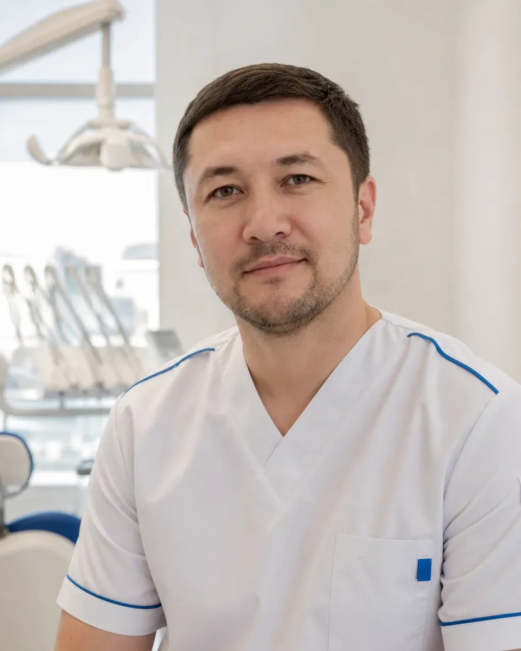Ермеков Даниял Серікұлы — Астанадағы Dental-Center стоматологиялық клиникасының дәрігері, жұмыс киіміндегі портреті