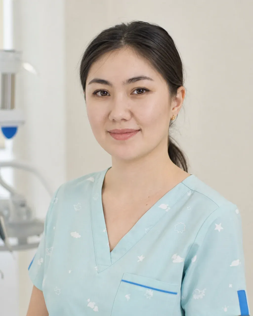 Кузнецова Ольга Сергеевна — Астана қаласындағы Dental-Center стоматологиялық клиникасының дәрігері, жұмыс киіміндегі портреті