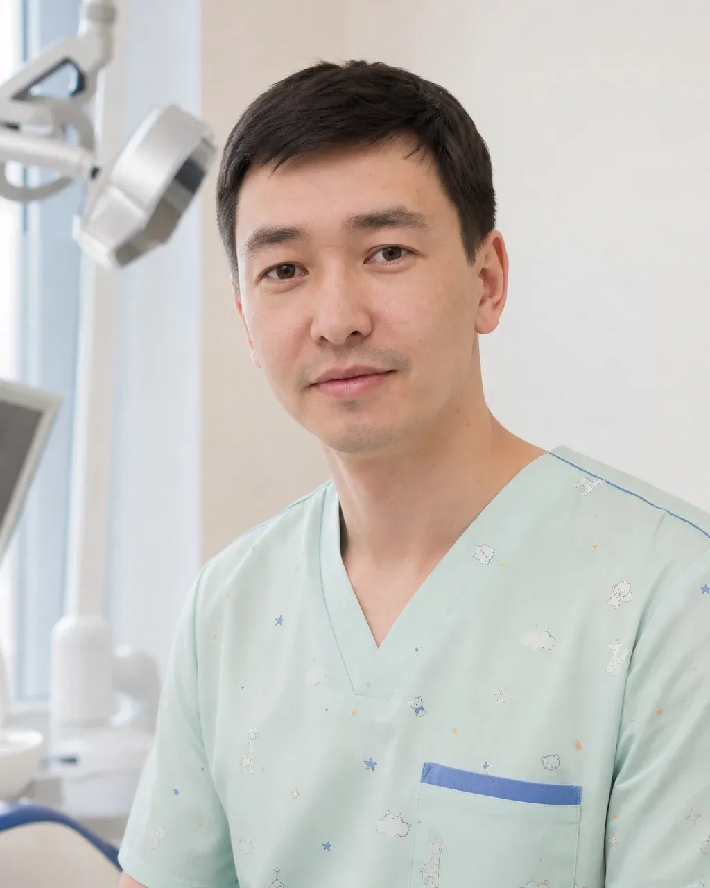 Мырзахметов Арсен Қайратұлы — Астанадағы Dental-Center стоматологиялық клиникасының дәрігері, жұмыс киіміндегі портреті
