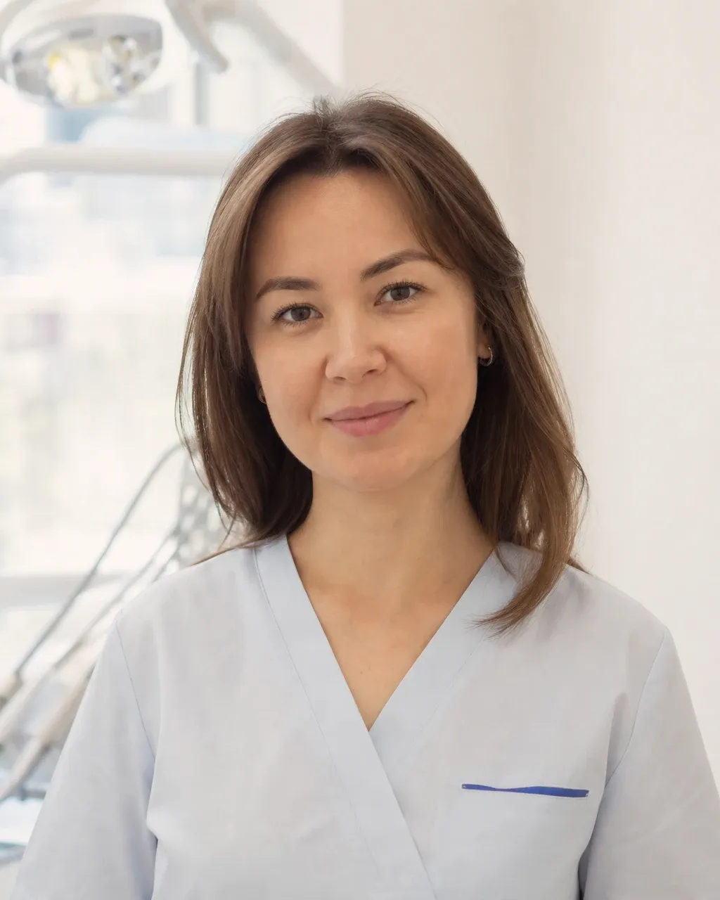 Нұрмағанбетова Сәуле Асқарқызы — Астанадағы Dental-Center стоматологиялық клиникасының дәрігері, жұмыс киіміндегі портреті