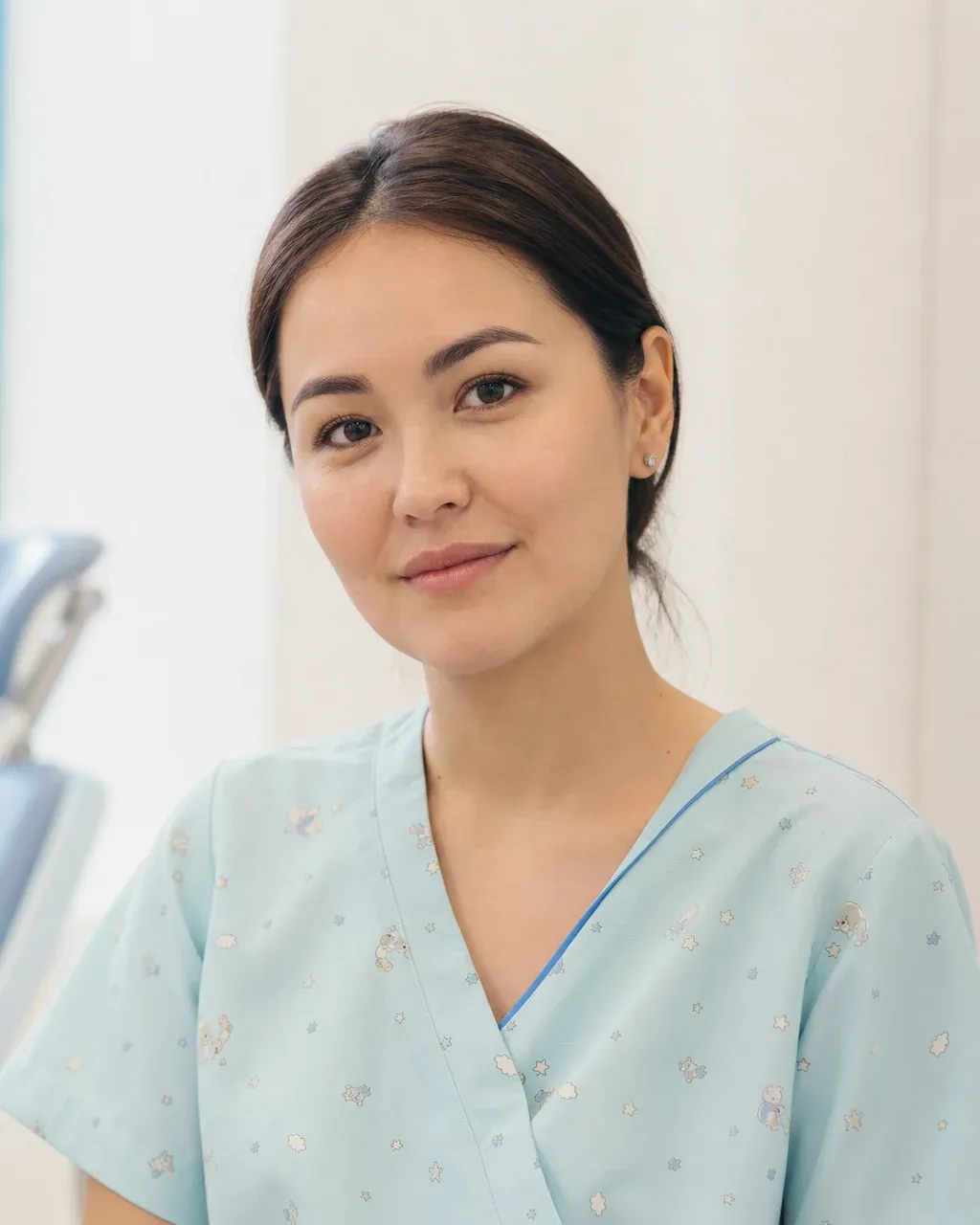 Оралбаева Асем Ерланқызы — Астанадағы Dental-Center стоматологиялық клиникасының дәрігері, жұмыс киіміндегі портреті