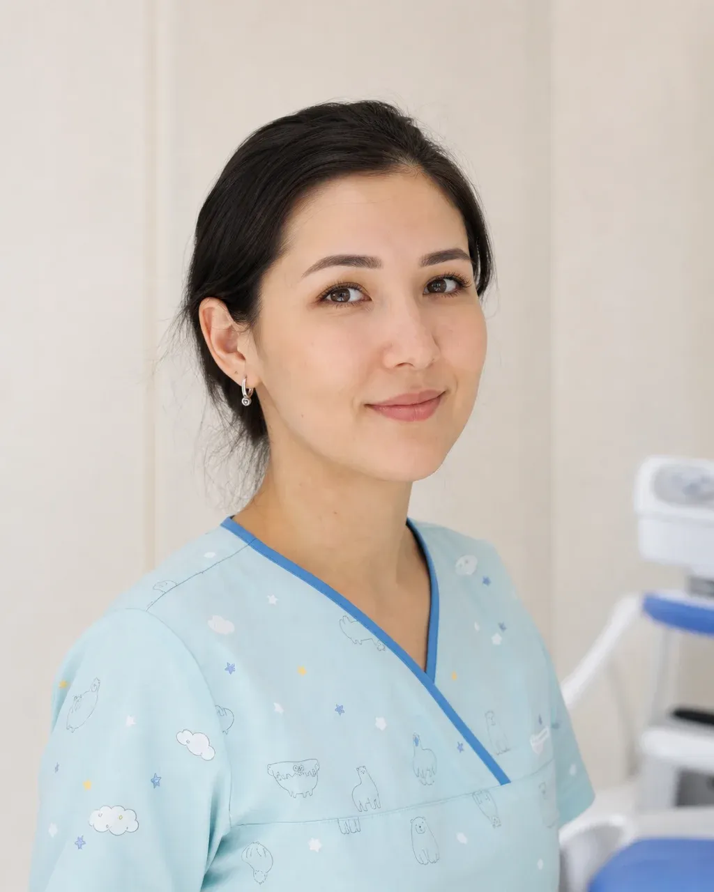 Сүлейменова Камила Даниярқызы — Астанадағы Dental-Center стоматологиялық клиникасының дәрігері, жұмыс киіміндегі портреті