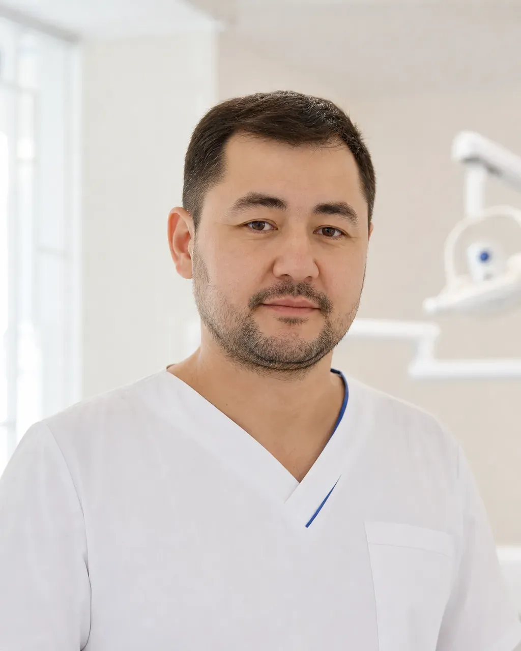 Тұрсынов Жавлон Акрамович — Астанадағы Dental-Center стоматологиялық клиникасының дәрігері, жұмыс киіміндегі портреті