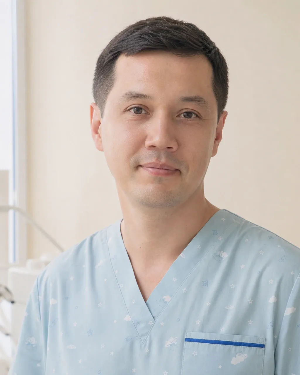 Жәнібеков Алмас Талғатұлы — Астанадағы Dental-Center стоматологиялық клиникасының дәрігері, жұмыс киіміндегі портреті