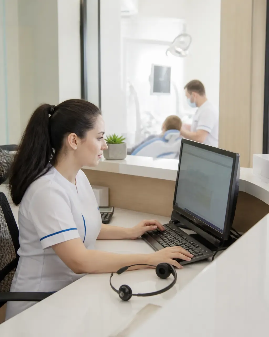 Клиника әкімшісі қабылдау бөліміндегі науқастардың хабарламаларына жауап береді